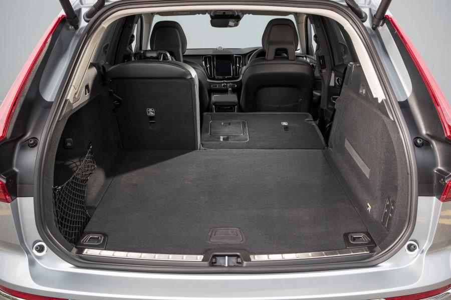 Багажник Volvo XC60 D4 Inscription 2017 года  (UK) (фото 110 из 172)